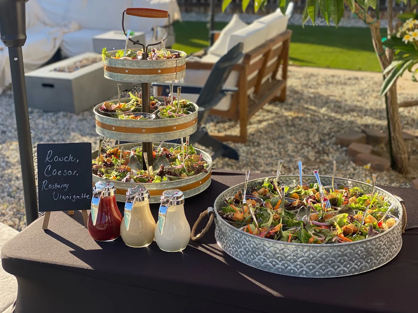 Green mixed salad with croutons and dressing selections